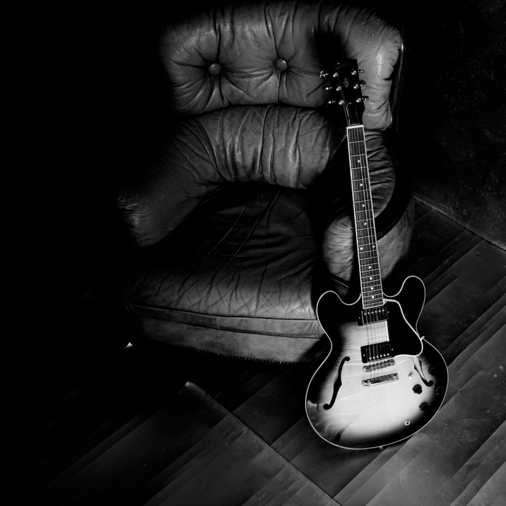 chitarra guitar black and white